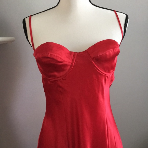 Elegant Red Satin Chemise with Black Lace Trim - Picture 3 of 8